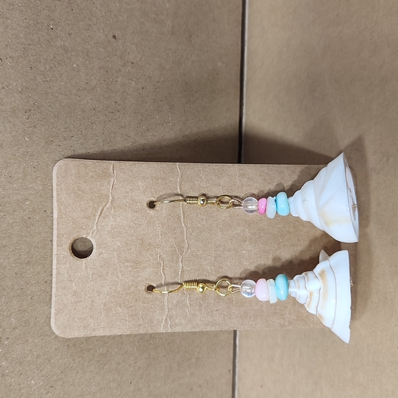 5/$25🌴Handmade Sea Shell Mermaid Vibes Earrings - Picture 2 of 4
